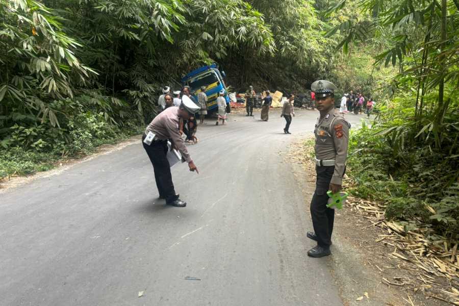 Lintasi Tanjakan di Landih, Truk Mundur Tabrak Pemotor hingga Tewas