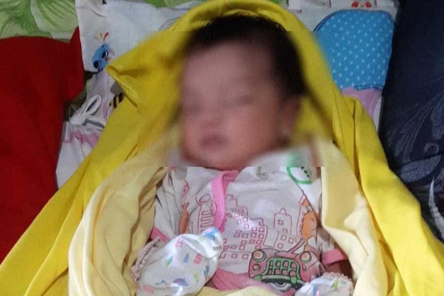 Bayi Ditelantarkan di Teras Rumah Warga Pebuahan