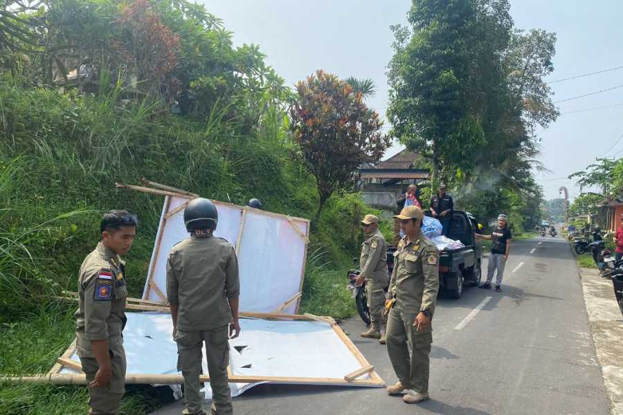 Masa Tenang, Ratusan Baliho dan Spanduk Paslon di Gianyar Ditertibkan