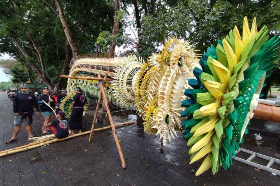 Padudusan Agung di Pura Jagatnatha, Penjor Berukuran Besar Hiasi Pinggir Jalan Lapangan Puputan