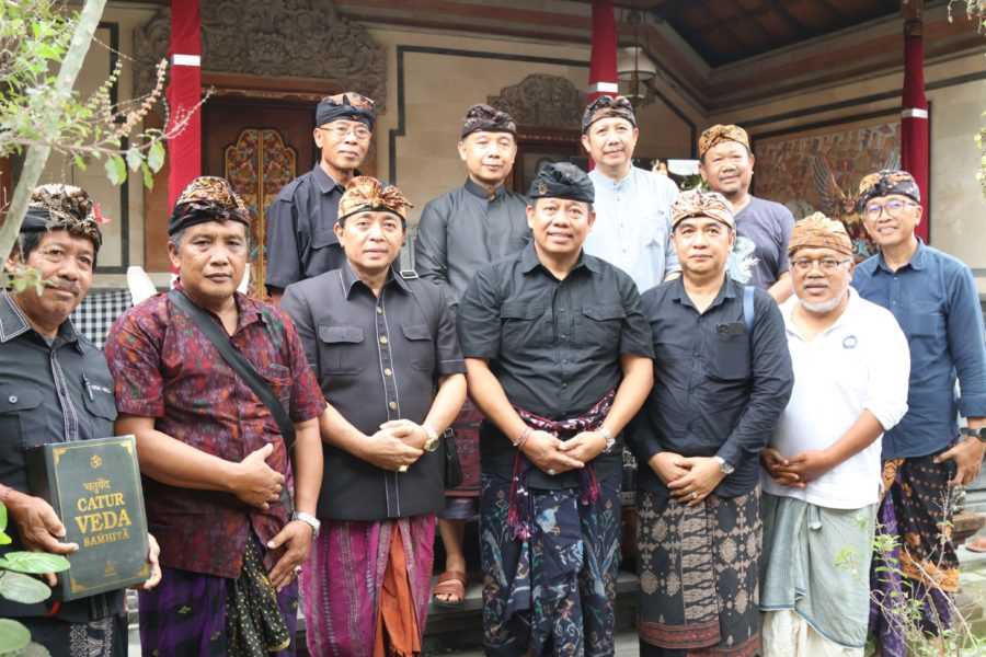 Peduli Seniman Drama Gong Bali, Pj. Gubernur Melayat ke Rumah Duka Wayan Puja