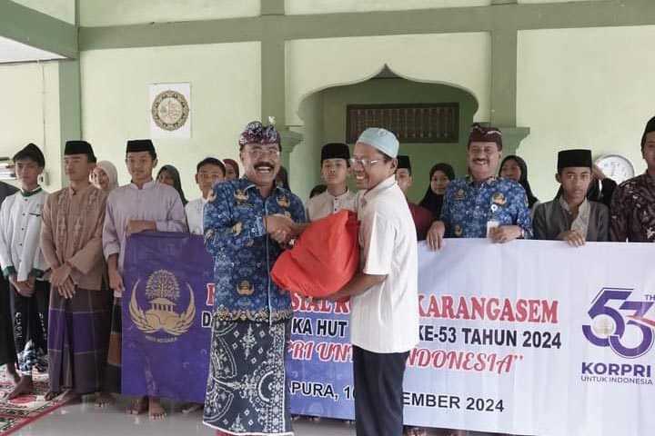 Pemkab Karangasem Serahkan Bantuan Sembako ke Yayasan