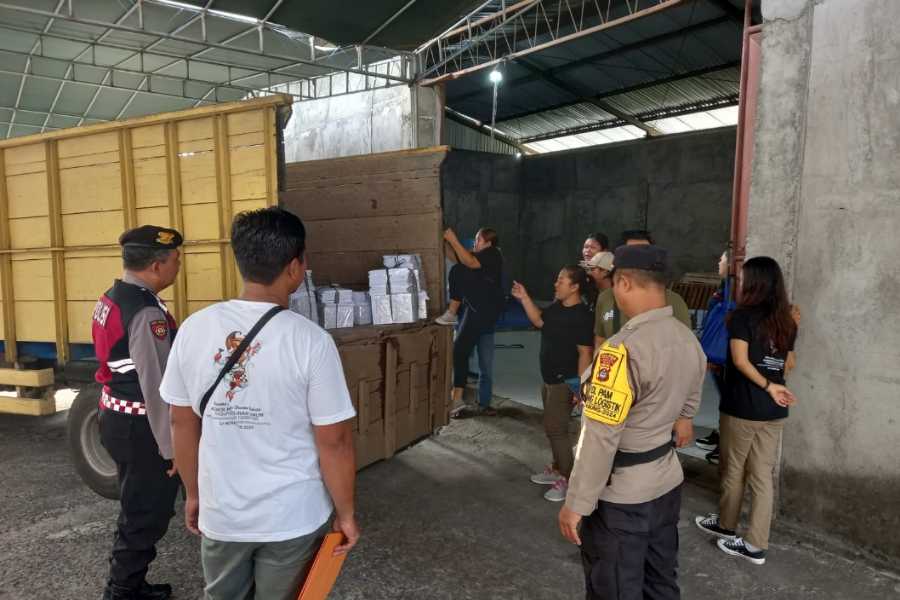 Pendistribusian Logistik Pilkada Dikawal Personel Polres Gianyar