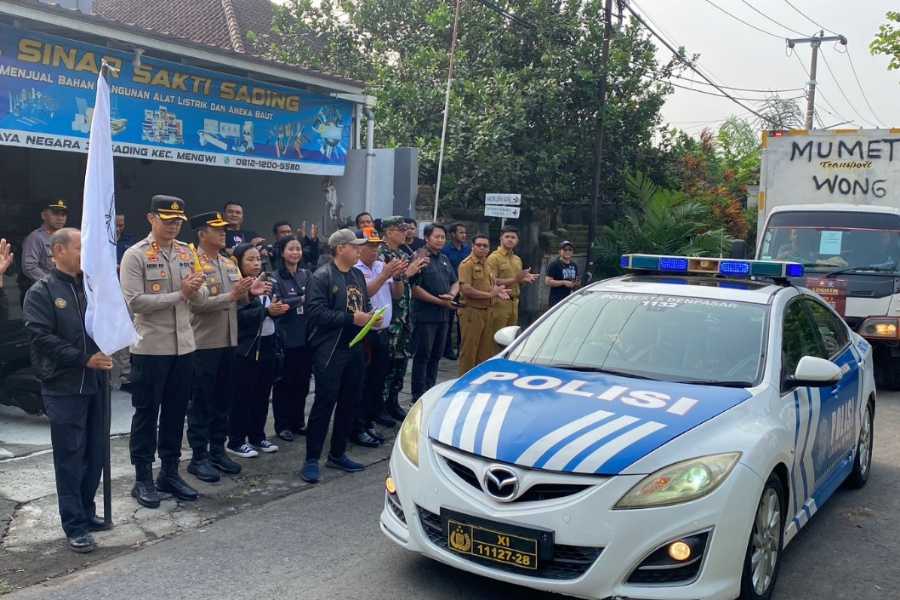 Polisi Bersenpi Kawal Pendistribusian Logistik Pilkada