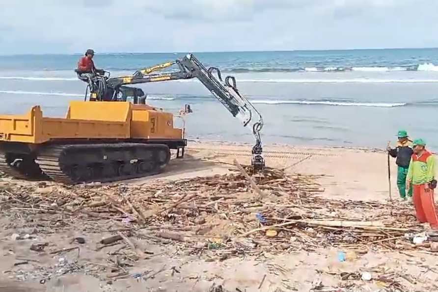 Atasi Sampah Kiriman, DLHK Badung Turunkan “Crawler Carrier” di Pantai