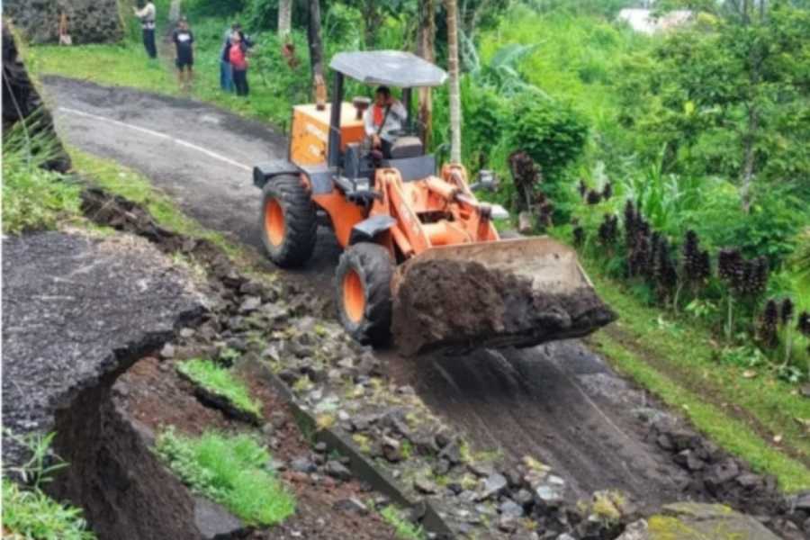 Diguyur Hujan Deras, Senderan Jebol Tutup Akses Jalan di Bhuanagiri