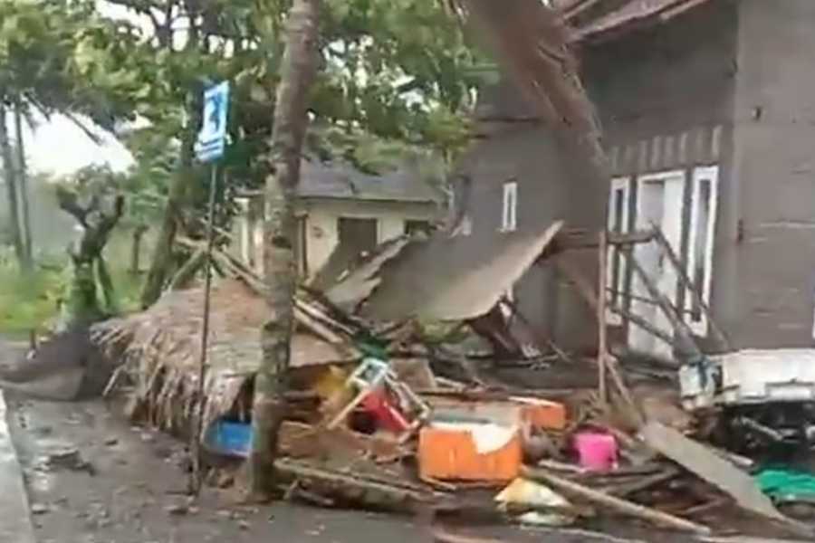 Diterjang Angin Kencang, Sejumlah Rumah di Pantai Pebuahan Rusak