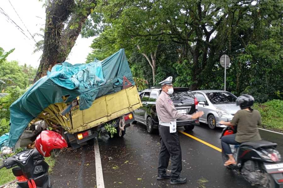 Hindari Kendaraan, Truk Tabrak Perindang di Jalan Denpasar-Gilimanuk