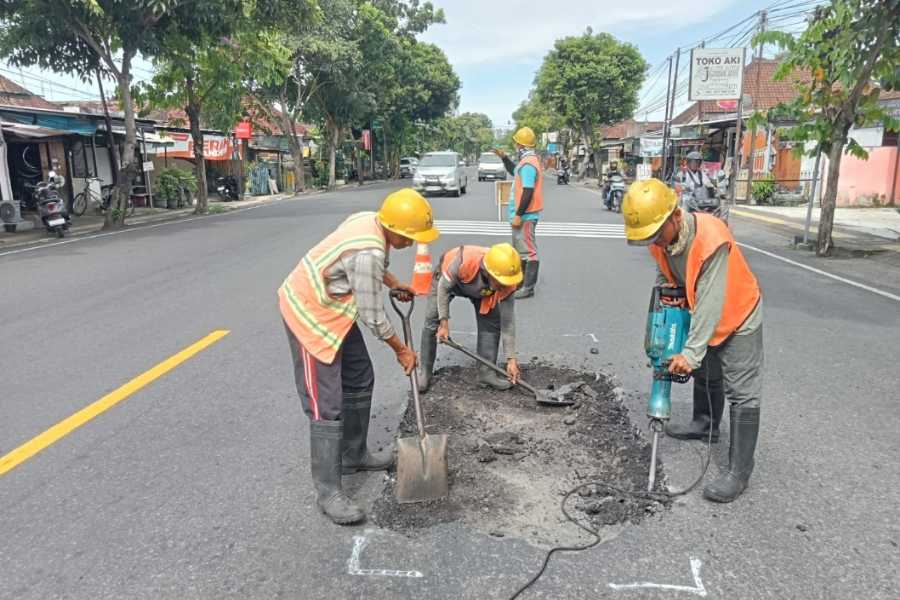 Jelang Nataru, Kerusakan di Jalan Denpasar-Gilimanuk Diperbaiki