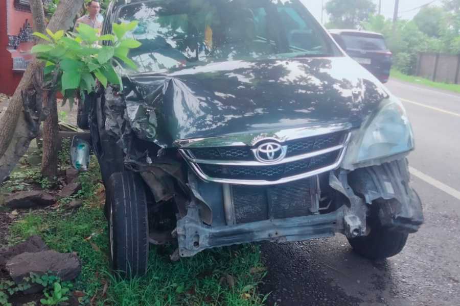 Lakalantas di Jalan Denpasar-Gilimanuk, Sebuah Mobil Ringsek