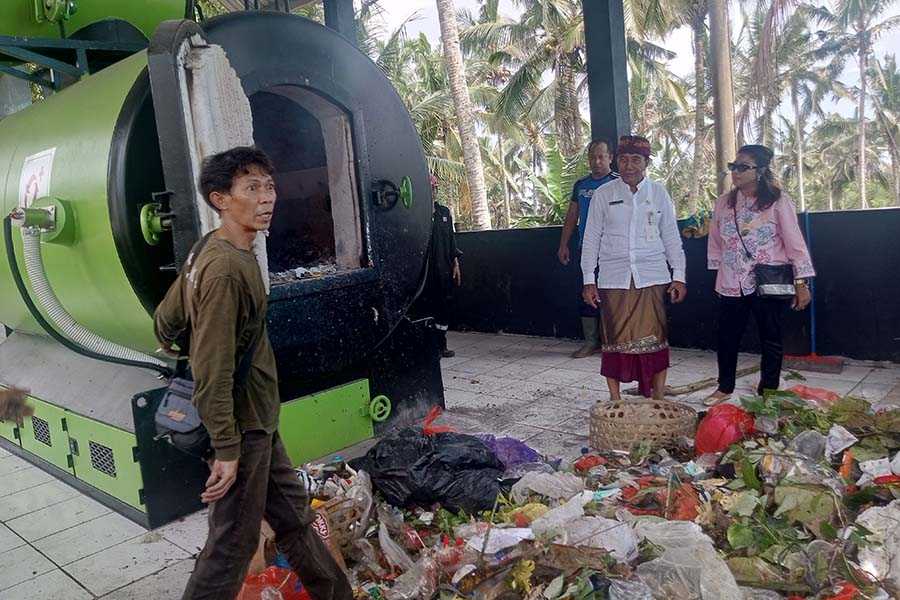 Mesin Incinerator Diuji Coba di TPA Butus