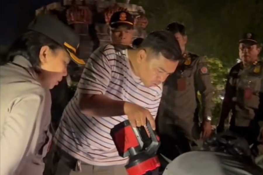 Polisi Bubarkan Warga Nongkrong di Lapangan Puputan