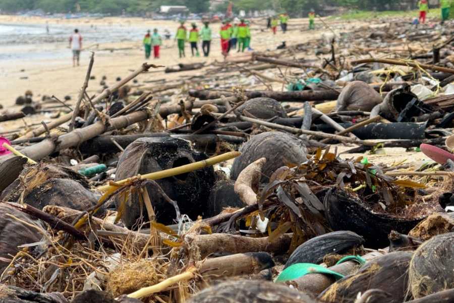 Ratusan Ton Sampah Kiriman Penuhi Pantai Samigita