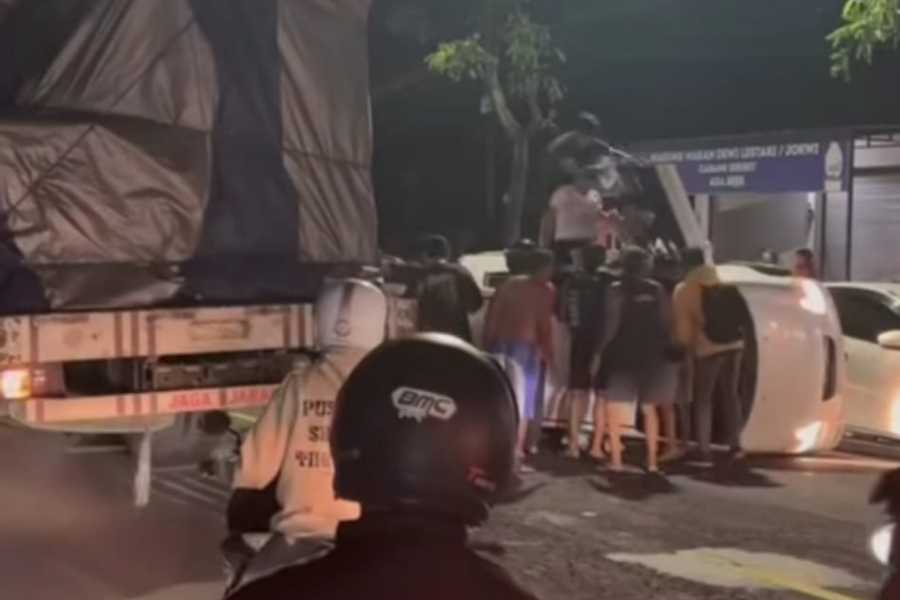 Tabrak Kendaraan Parkir, Mobil Terguling di Sempidi