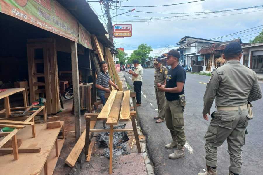 Taruh Barang di Tratoar, Satpol PP Tertibkan Usaha Mebel