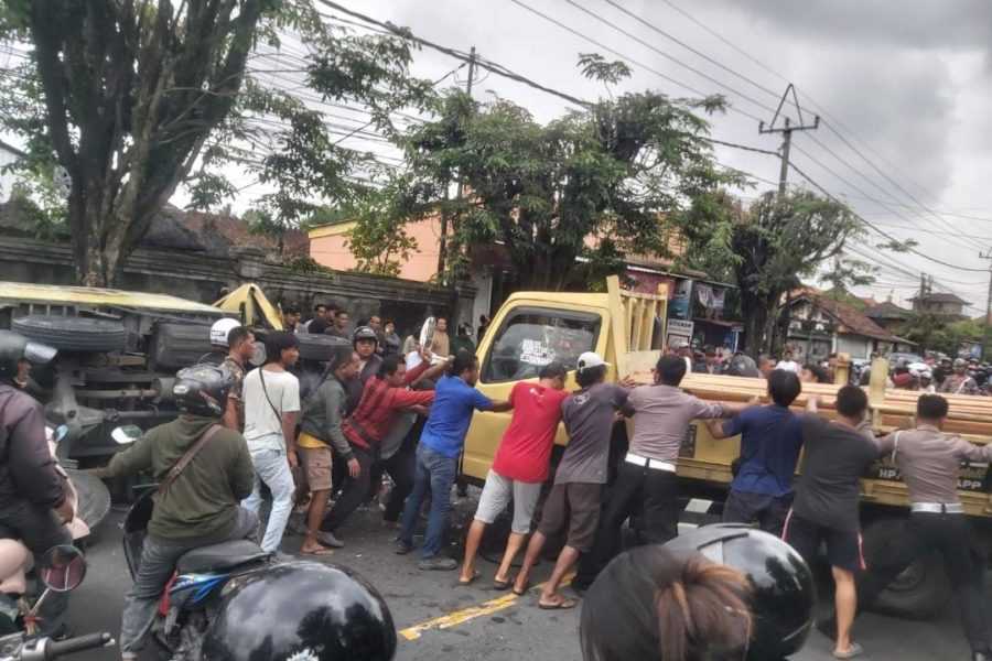 Truk Adu Jangkrik di Lukluk, Empat Orang Terluka