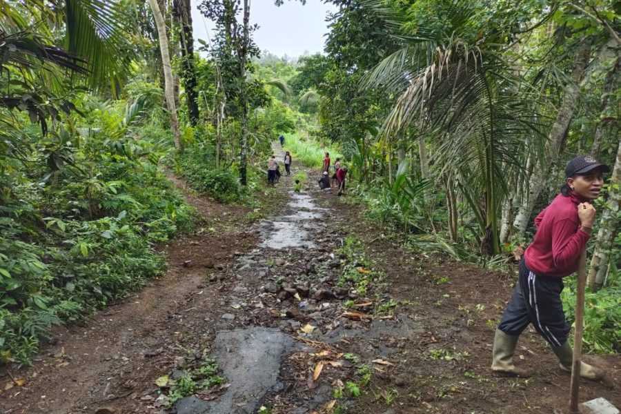 Warga Subaya Swadaya Perbaiki Jalan Rusak