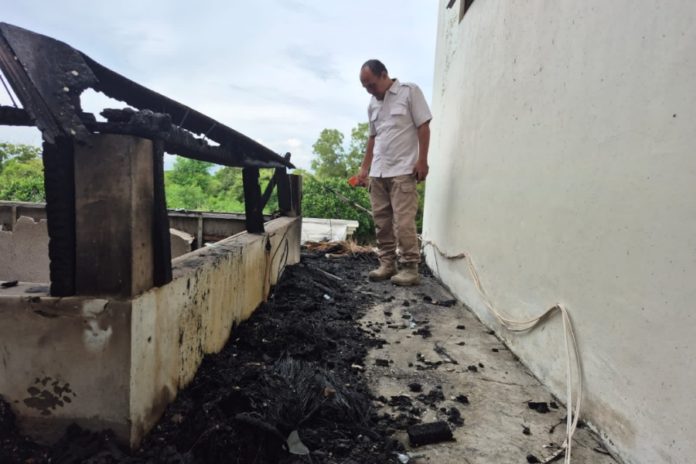 Petugas melakukan olah TKP kebakaran vila di Jalan Anggrek Raya I, Desa Ungasan, Kuta Selatan.(ist)